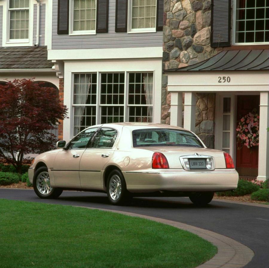  Lincoln Town Car 1998 года  (фото 49 из 77)